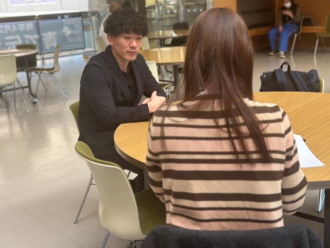 経営者・職員と1対1で対話する谷口慶太(オンケイ合同会社代表)