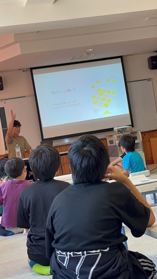 学校で子どもたちに障がい理解を伝える谷口慶太